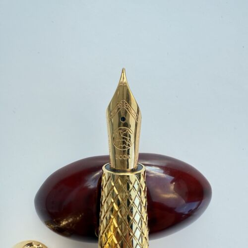 Magna Carta “Honey Comb” Fountain Pen, Gold Plated