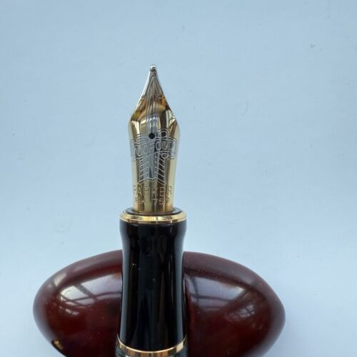 Parker Duofold International “Swirl” Ebonite, 18K M Nib