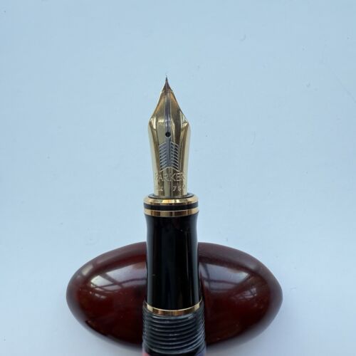 Parker Duofold International “Swirl” Ebonite, 18K Needlepoint (#80) Nib