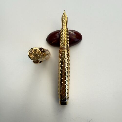 Magna Carta “Honey Comb” Fountain Pen, Gold Plated