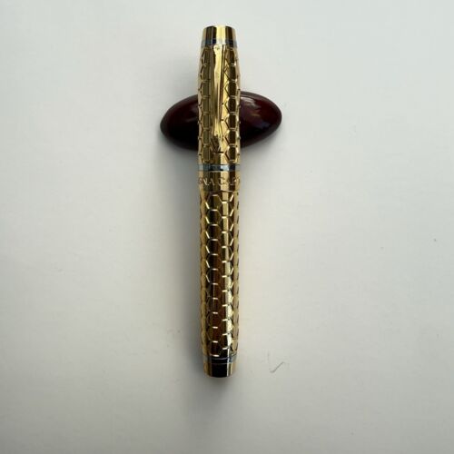 Magna Carta “Honey Comb” Fountain Pen, Gold Plated